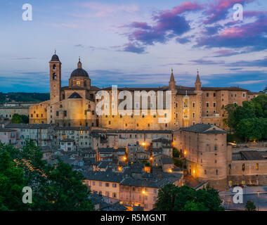 Panorama in Urbino bei Sonnenuntergang, Stadt und Weltkulturerbe in der Region Marken in Italien. Stockfoto