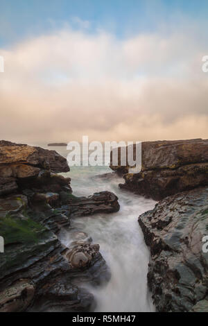 Einzigartige Felsformationen entlang der Küste von Kalifornien in Santa Cruz, Usa, und den nahenden Nebel an der Küste. Stockfoto