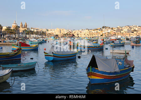 Hafen von Marsaxlokk mit traditionellen Fischerbooten (Luzzus), Malta Stockfoto