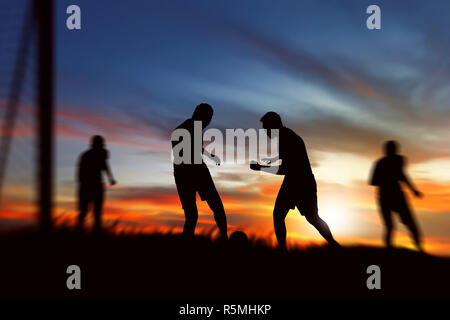 Silhouette von Fußball-Spieler bereit, Kick ball Stockfoto