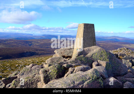 Cairn auf der Oberseite des scharfen Berg im Glen Esk, Angus, mit Blick auf die Cairngorms in den Highlands Stockfoto