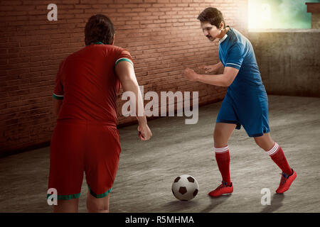 Fußballspieler dribbeln Ball abgefangen Stockfoto