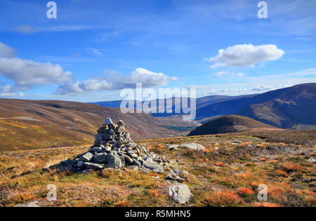 Ein Stein Cairn auf dem Weg zum oben auf den Berg wollte in den Glen Esk, Angus, Schottland Stockfoto