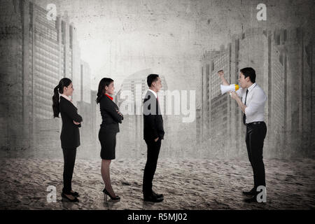 Business Befehl Leader seine Untergebenen mit Megaphon Stockfoto