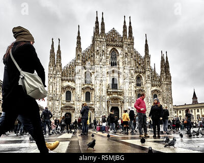 Mailand, Italien - 24. November 2018: Der Dom von Mailand tagsüber. Die Menschen sind zu Fuß die Stadt zu besichtigen oder Einkaufen gehen Stockfoto