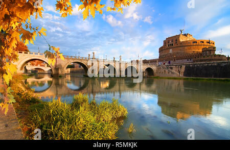 Italienischen Brücke von Saint Angelo im Herbst Stockfoto