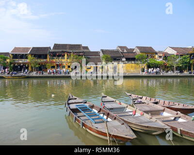 HOI AN (Hoi An), Vietnam - 19. MÄRZ 2018: Besetzt Fluss in Hoi An Altstadt mit Blick auf die traditionellen Boote, gelbe Häuser und Touristen Stockfoto