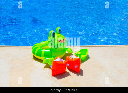 Bunte Aufblasbare Kugel in der Nähe von Schwimmbad Stockfoto