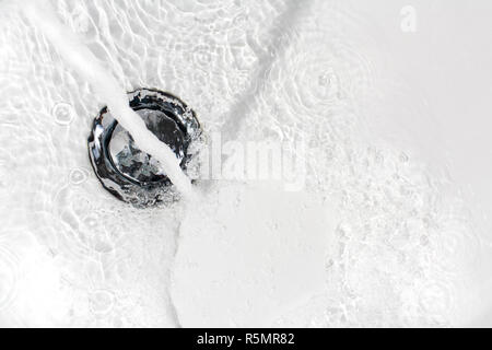 Frisches Wasser in den Abfluss Stockfoto