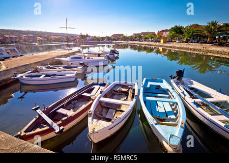 Bibinje Dorf in Dalmatien direkt am Wasser und Blick auf den Hafen Stockfoto