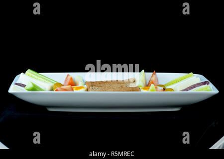 Leckeres Frühstück auf weiße Platte mit isolierten schwarzen Hintergrund Stockfoto