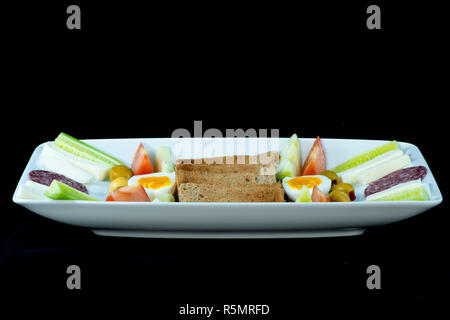 Leckeres Frühstück auf weiße Platte mit isolierten schwarzen Hintergrund Stockfoto