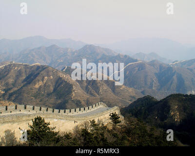 Große Chinesische Mauer im Norden von China mit Blick auf die Berge Stockfoto