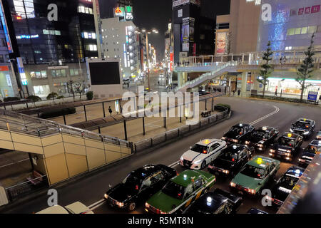 Taxi Abholung am Bahnhof in der Nacht Hachioji Stockfoto