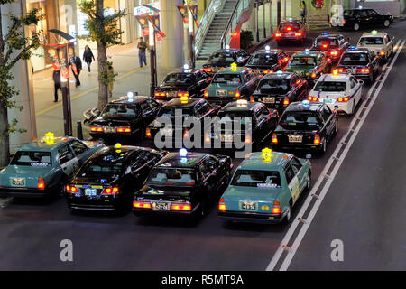 Taxi Abholung am Bahnhof in der Nacht Hachioji Stockfoto