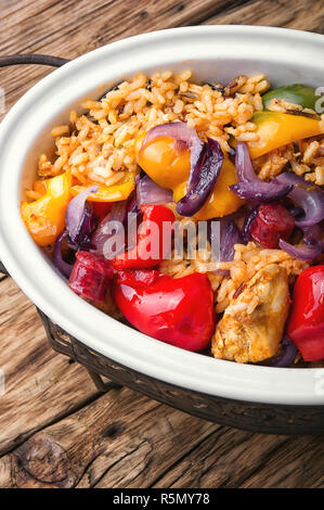 Kreolisches Jambalaya mit Hühnchen und Würstchen Stockfoto