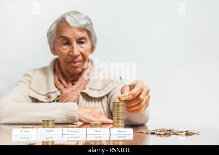 Ältere Frau Budget mit großen Aufwendungen auf die Gesundheit Stockfoto