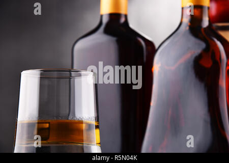 Komposition mit Glas und Flaschen Schnaps Stockfoto