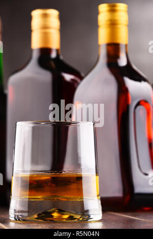 Komposition mit Glas und Flaschen Schnaps Stockfoto