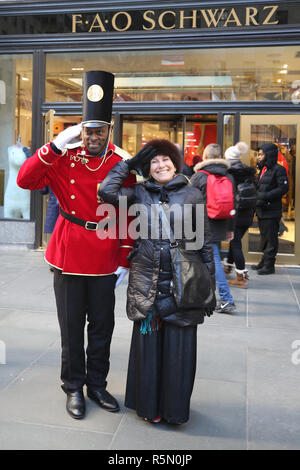 Ein Pförtner gekleidet wie ein Spielzeug Soldat steht außerhalb der FAO Schwarz neu eröffnet Flagship Store am Rockefeller Plaza in Midtown Manhattan Stockfoto