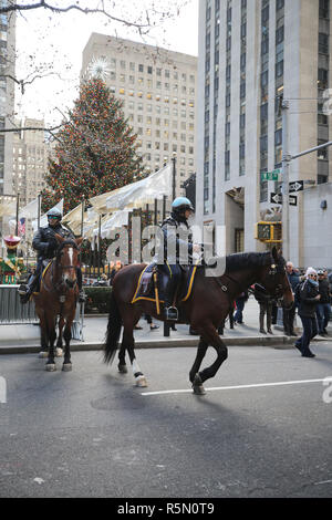 NYPD montierte Einheit Polizist sorgt für Sicherheit am Rockefeller Plaza in Midtown Manhattan Stockfoto