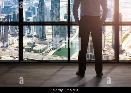 Unternehmer im Stadtbild Blick durch Fenster Stockfoto