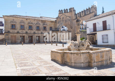 Villalar arc, Jaen Tor und Brunnen Lions, Populo Square, Baeza, Jaen, Spanien Stockfoto