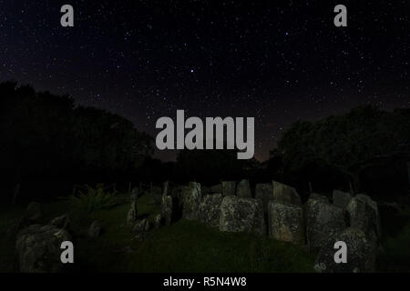 Dolmen der großen Eiche. Nacht Landschaft mit alten prähistorischen Dolmen. Montehermoso. Der Extremadura. Spanien. Stockfoto