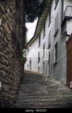 Typische italienische Straße in einer kleinen Provinzstadt Stockfoto