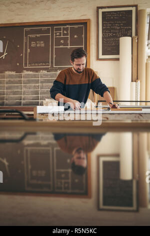 Tischler sorgfältig arbeiten an Holzarbeiten Projekt in seinem Studio Stockfoto