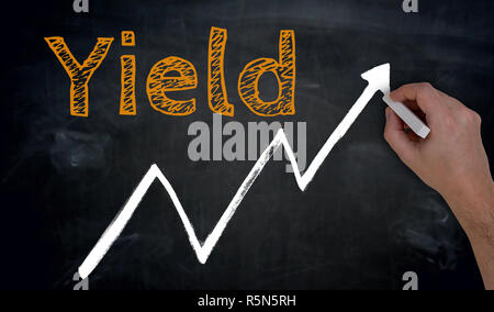 Der Ertrag und die Grafik wird von Hand auf die Tafel geschrieben Stockfoto