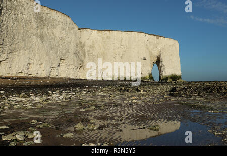 Eine atemberaubende Landschaft Blick auf eine Bucht am Kingsgate, Thanet, Kent, Großbritannien. Stockfoto