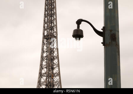 Sicherheit Kamera auf eine Säule bei schlechtem Wetter vor dem Eiffelturm Stockfoto