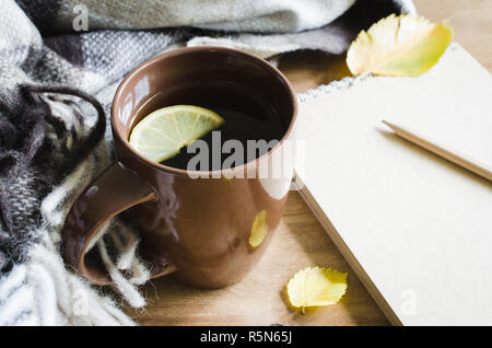 Eine Tasse Tee und leeren Notebook für Skizze. Stockfoto