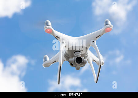 Drohne fliegen gegen den klaren blauen Himmel Stockfoto