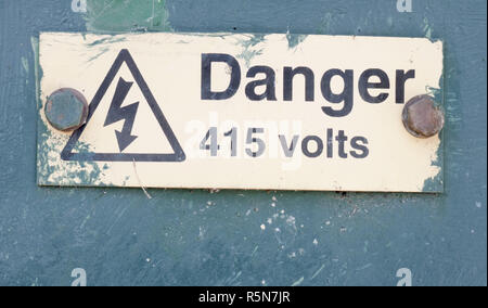 Ein Metall Typenschild auf der elektrischen Netz Ausrüstung station Sicherheit Stockfoto