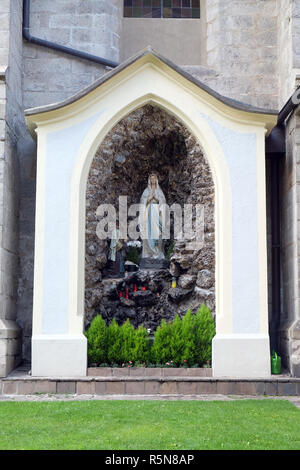 Grotte Unserer Lieben Frau von Lourdes, die Kathedrale Santa Maria Assunta i San Cassiano in Brixen, Italien Stockfoto