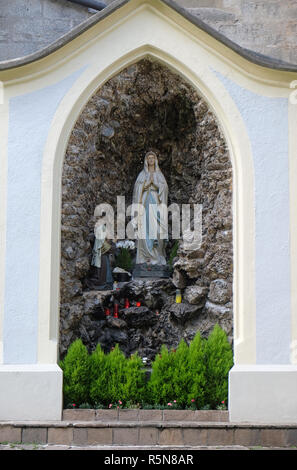 Grotte Unserer Lieben Frau von Lourdes, die Kathedrale Santa Maria Assunta i San Cassiano in Brixen, Italien Stockfoto