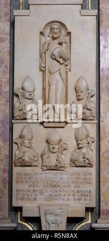 Eine Gedenktafel in der Kathedrale Santa Maria Assunta i San Cassiano in Brixen, Italien Stockfoto