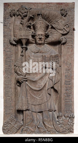 Eine Gedenktafel auf dem Portal der Kathedrale Santa Maria Assunta i San Cassiano in Brixen, Italien Stockfoto