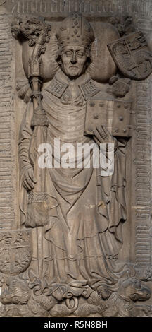 Eine Gedenktafel auf dem Portal der Kathedrale Santa Maria Assunta i San Cassiano in Brixen, Italien Stockfoto