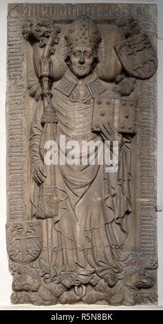 Eine Gedenktafel auf dem Portal der Kathedrale Santa Maria Assunta i San Cassiano in Brixen, Italien Stockfoto