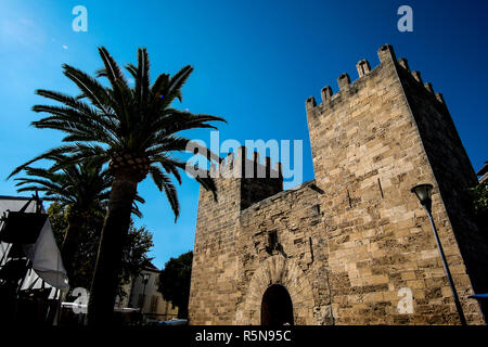 Porta del Moll in der Altstadt von Alcudia, Mallorca Stockfoto