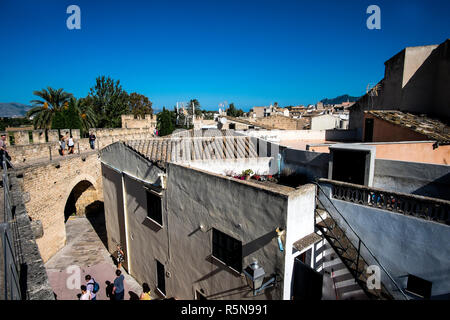 Blick auf die Altstadt und die Stadtmauer in Alcudia, Mallorca Stockfoto