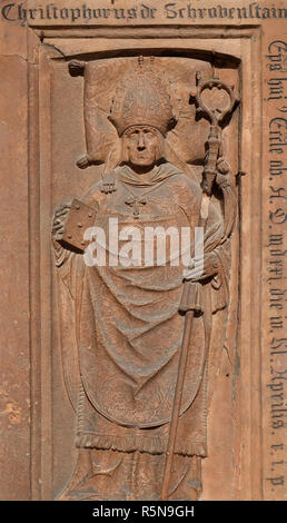 Eine Gedenktafel auf dem Portal der Kathedrale Santa Maria Assunta i San Cassiano in Brixen, Italien Stockfoto