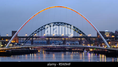 Der Gateshead Millennium Bridge und die Tyne Bridge, Newcastle Upon Tyne Stockfoto