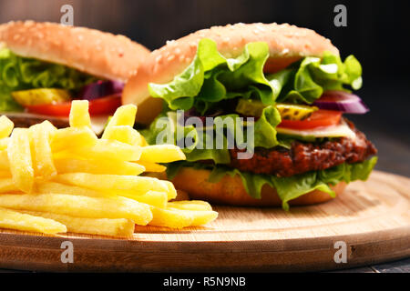 Hausgemachte Hamburger mit Käse und frisches Gemüse Stockfoto