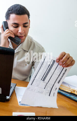 Miami Florida, Metro Ford, Autohändler, Händler, Hispanic Latino ethnische Einwanderer Minderheit, Mann Männer Erwachsene Erwachsene Erwachsene, Versicherungsalter Stockfoto