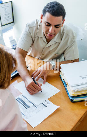 Miami Florida, Metro Ford, Autohändler, Händler, Hispanic Mann Männer männlich, Frau weibliche Frauen, Versicherungsvertreter, Broker, arbeiten, Arbeit, Mitarbeiter Arbeitnehmer st Stockfoto