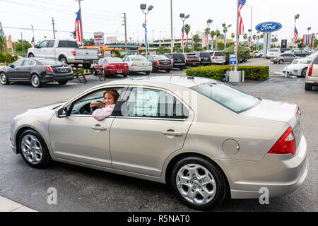 Miami Florida, Metro Ford, Autohändler, Händler, neue Autos, verkaufen, kaufen, Käufer, Aufkleber, Fusion, 2010, Fahrer, Hispanic Latino ethnischen Einwanderer Immi Stockfoto